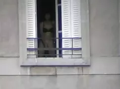 Cô gái tóc vàng là m ...