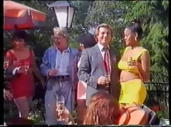 Đi tiểu lá cô gái tó ...