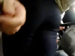 Cả đôi tay vung trom ...