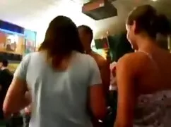 Tay đối tác của ông  ...